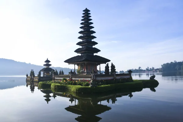 Pura Ulun Danu vatten templet sjön brataan bali — Stockfoto