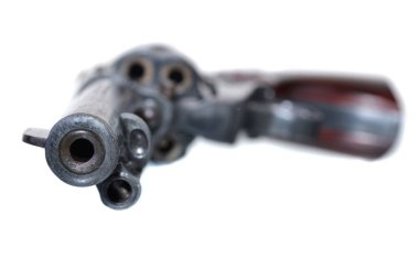  Eski bir altı atıcı tabanca üzerinde beyaz izole varil üzerine sığ odaklı, yakın çekim