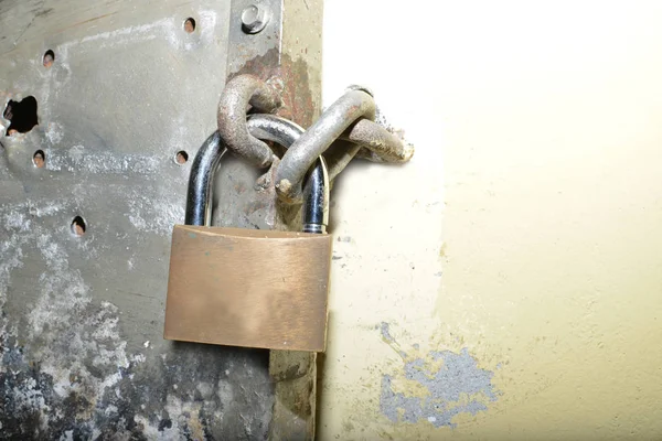 Gamla rostiga låset på en grungy dörr av metall — Stockfoto
