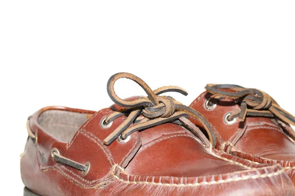 Κοντινό πλάνο του ένα ζευγάρι παπούτσια κατάστρωμα πάνω από λευκό — Φωτογραφία Αρχείου