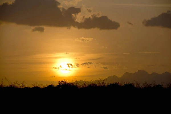 Beautiful sunset at the lowlands of Panama showing the central mountains in the background — Stock Photo, Image