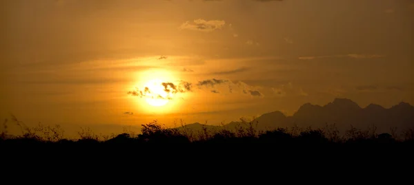 Hermosa puesta de sol en las tierras bajas de Panamá mostrando las montañas centrales en el fondo — Foto de Stock