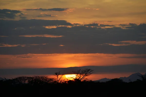 El sol se pone sobre las montañas centrales de Panamá — Foto de Stock