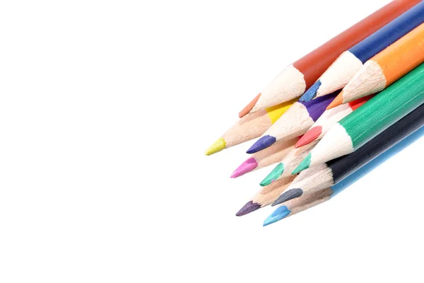 Макросъемка цветных карандашей на белом фоне — стоковое фото
