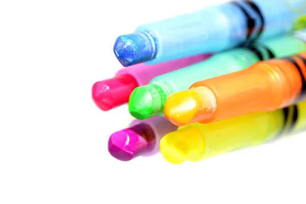 Macro shot de lápis de cera coloridos em um fundo branco — Fotografia de Stock