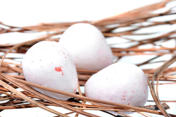 Detailní záběr ze tří velikonoční vejce candy nad hnízdo — Stock fotografie