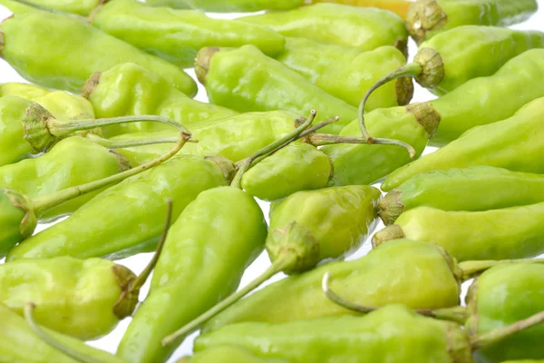 Makroaufnahme einer Gruppe frischer grüner Paprika — Stockfoto