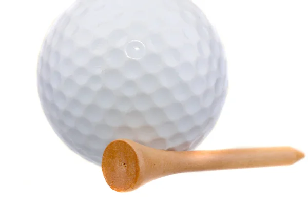 Tiro macro de una camiseta de madera con una pelota de golf detrás sobre un fondo blanco — Foto de Stock