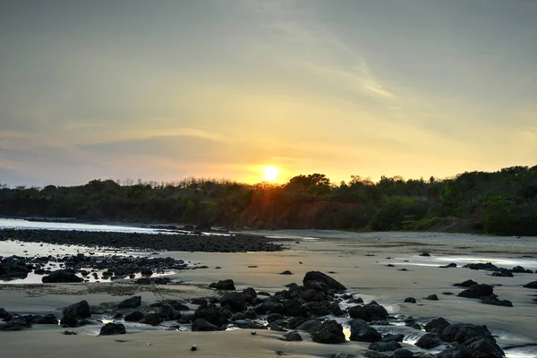 Solnedgången bakom en ocean klippa vid Pedasi, Panama — Stockfoto
