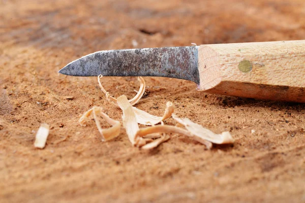 Macro disparo de un cuchillo de talla de madera — Foto de Stock