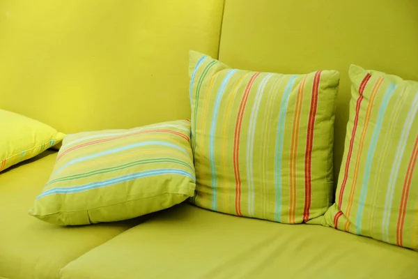 Закрыть снимок дивана и подушек на зеленой террасе — стоковое фото