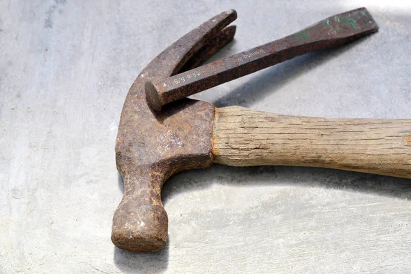 Close up shot of an old rusty hammer and chissel over a concrete surface with natural light — Stock Photo, Image
