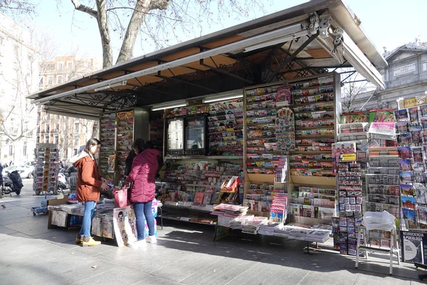 A magazinok és ajándékboltok gyakoriak Madri utcáin. — Stock Fotó