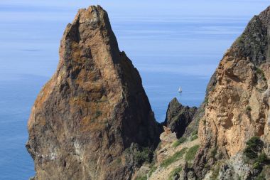  Dağlar deniz ve küçük beyaz yelkenli arka planı