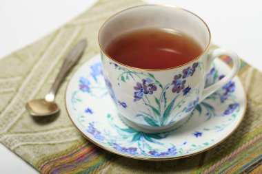 Çiçek desenli peçete üzerinde güzel bir fincan çay