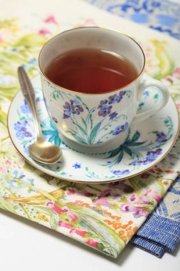 Çiçek desenli peçete üzerinde güzel bir fincan çay