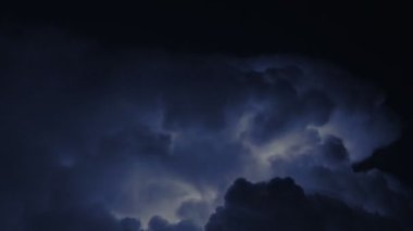 Şiddetli fırtına zaman aşımı. Güçlü yıldırımları olan büyük bulutlar. Küresel ısınma için doğal afet kavramı.