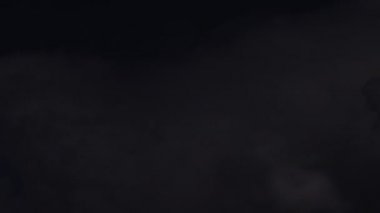 Bulutların içinde şimşekler çakan şiddetli fırtına bulutları. Küresel ısınma için tropikal hava kavramı.