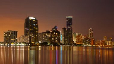Gün batımında Miami ufuk çizgisi Biscayne Körfezi 'nin karşısından 4K' da görülüyor.