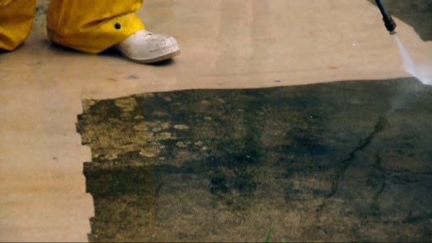 Limpeza Pressão Trabalhador Limpando Uma Garagem Velha Suja — Vídeo de Stock