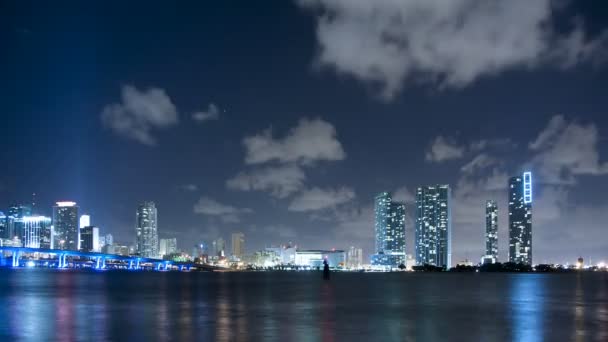 Tijdsverloop Van Miami Skyline Nachts Met Wolken Passeren — Stockvideo