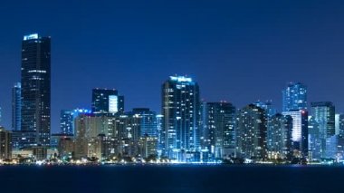 Gece Miami siluetinin zaman atlaması. Brickell manzaralı Key Biscayne.