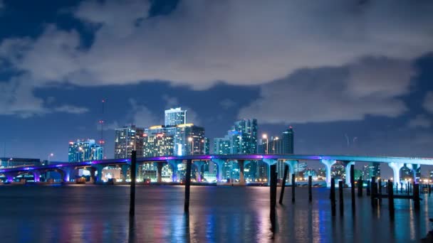 Miami Éjszakai Időeltolódása Felhőkkel Forgalom Hídon Felvonóhíd Nyílik Háttérben — Stock videók