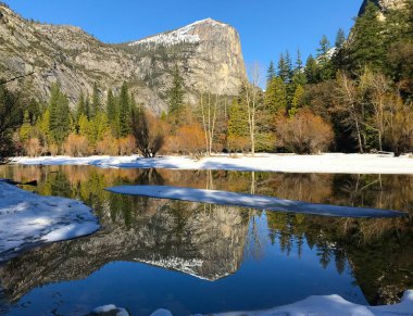 Yosemite 'de kış boyunca büyüleyici ayna gölü