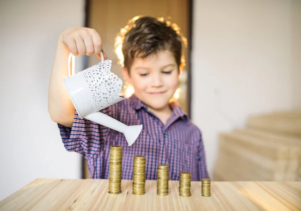Boy nalévá mince — Stock fotografie