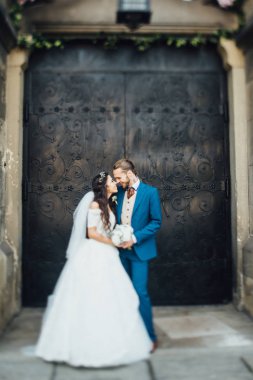 arka plan kilise kapısına ayakta gelin