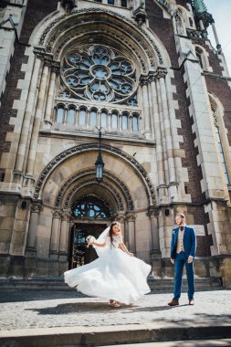 Gotik Kilisesi arka plan üzerinde dans gelinler
