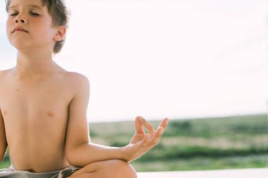 Çocuk lotus bulunduğu derin derin düşünür