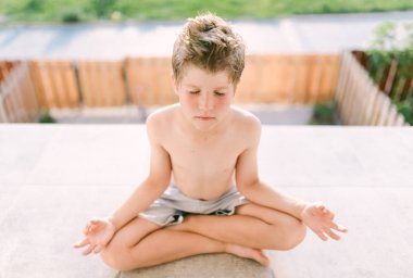 Çocuk lotus bulunduğu derin derin düşünür