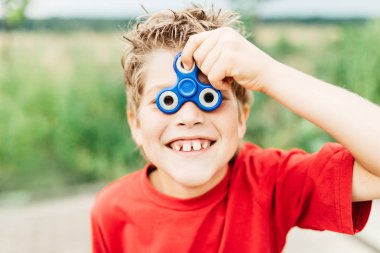 Çocuk spiner görünüyor