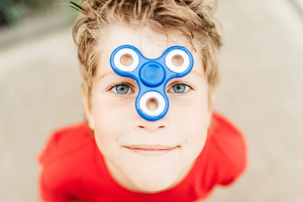 The boy looks through spiner — Stock Photo, Image
