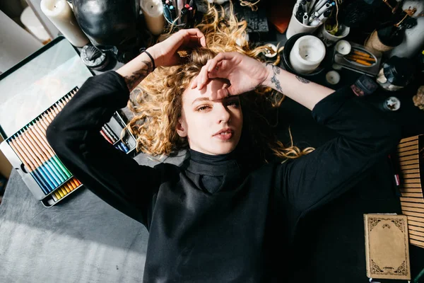 Sanatçı kız masanın üzerinde yatan