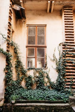 Büyük bir vintage pencere ile güzel eski duvar