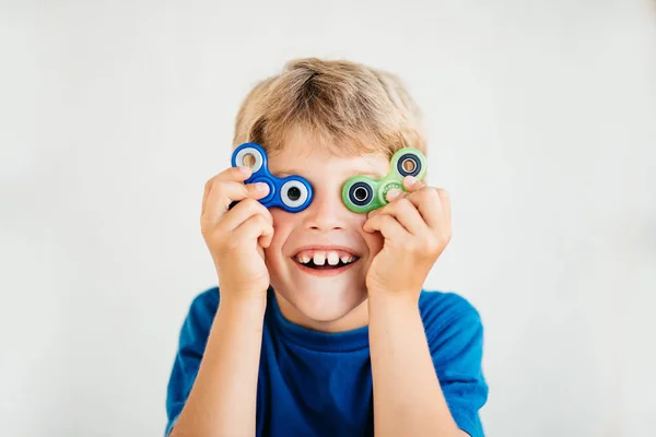 The boy looks through spinner — Stock Photo, Image