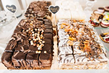 fındık, turşu ve kuru üzüm ile pasta