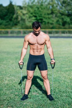 Simülatör egzersiz yaparak bir spor şekil adam