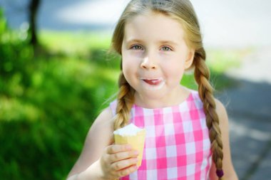 Sevimli küçük kız yaz lezzetli dondurma ile