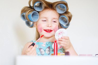 Sevimli komik küçük kız anne kozmetik makyaj yapma