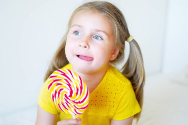 Şeker lolipop yiyen küçük kız