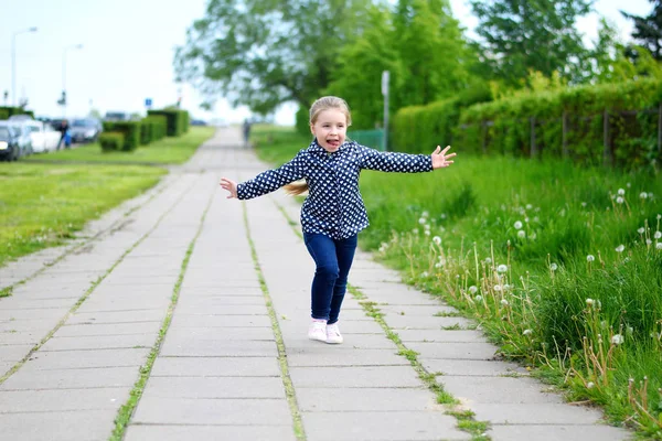 Молода дівчина біжить надворі — стокове фото