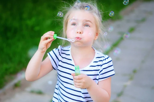 Egy kis imádnivaló lány buborékokat eregetett szappan — Stock Fotó