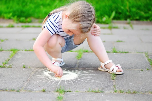 Adorável menina desenho fora com giz — Fotografia de Stock