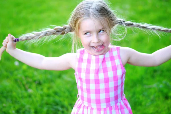 Boldog őrült gyerek, hosszú haj — Stock Fotó