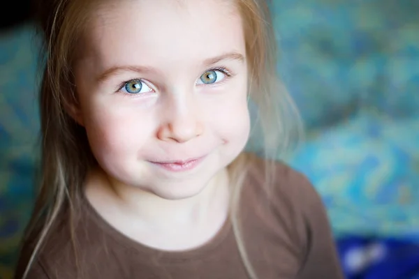 Egy gyönyörű mosolygós lány portréja. — Stock Fotó