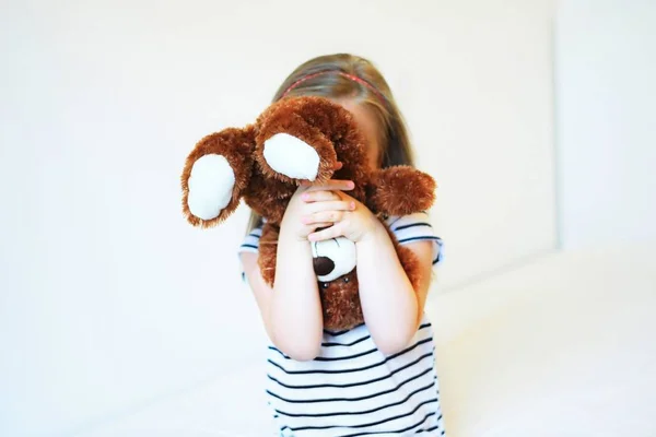 Strach, co dítě schovává za medvídka — Stock fotografie