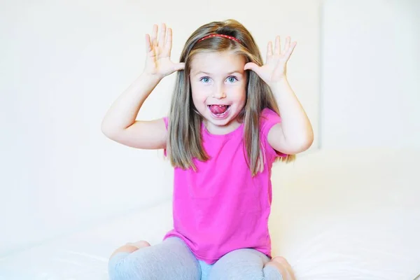 Αξιολάτρευτο κοριτσάκι κάνει αστεία πρόσωπα — Φωτογραφία Αρχείου